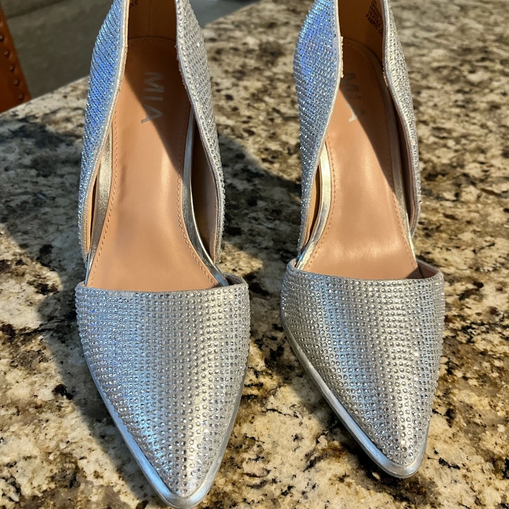 MIA Ciana Pointed Toe Rhinestone Pump Shoe Size 6